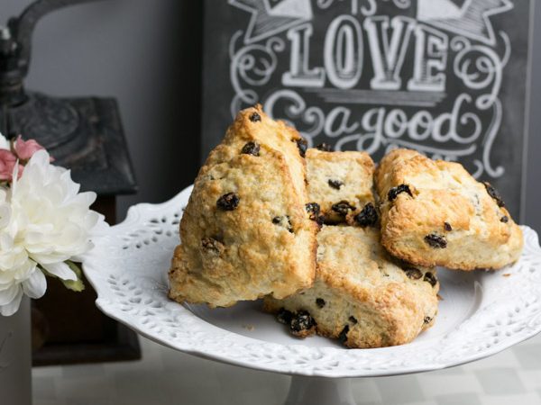I'm telling you, I have a real addiction to baking scones! The possibility of varieties is endless and I love trying new ones all the time. Today I'm sharing with you my Raisin Scones recipe. Its easy and they are so delicious!!! A great one to have on hand for a quick breakfast, an addition to a beautiful brunch or with an afternoon cup of coffee.